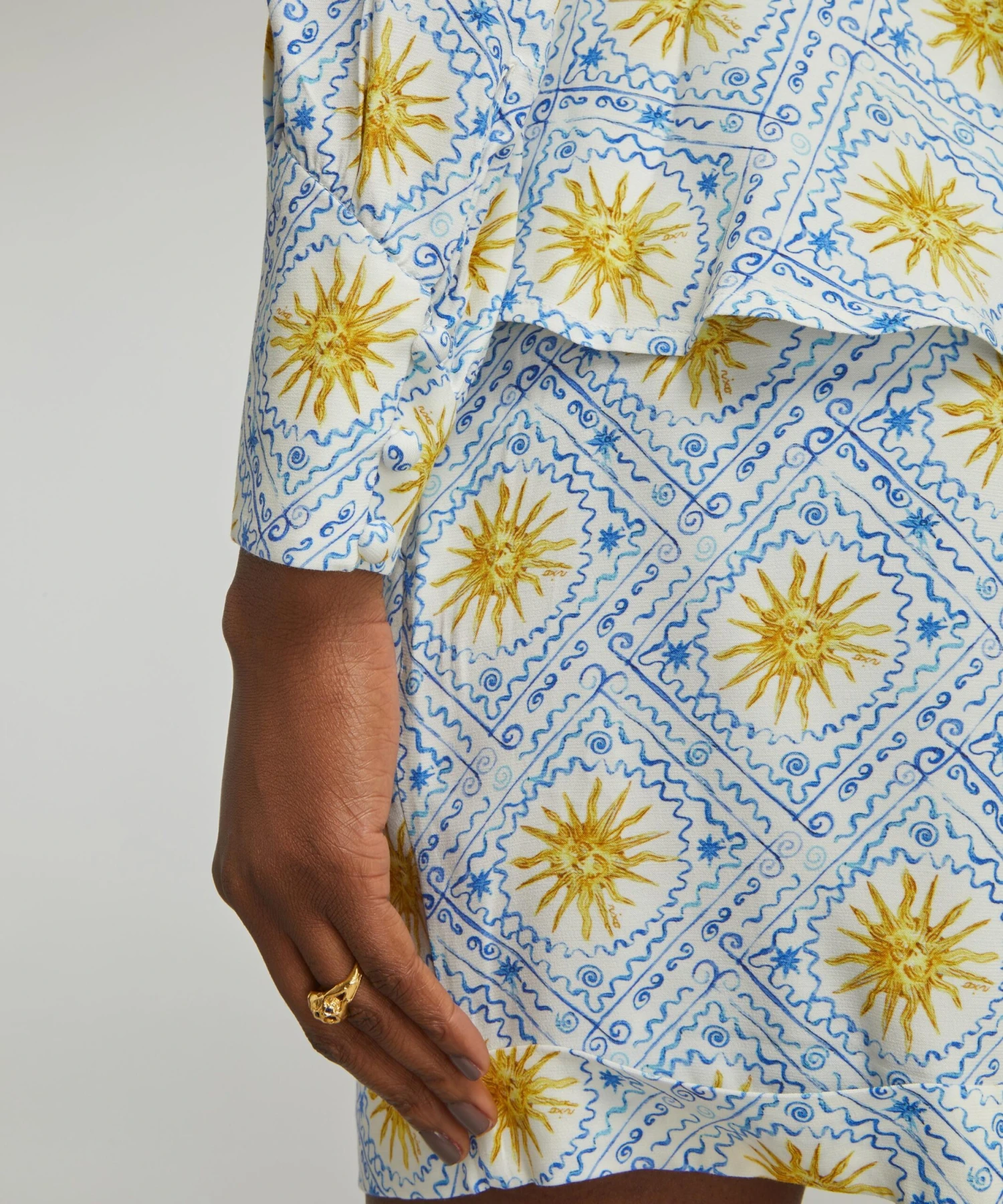 RIXO Noreen Wavey Sun Ivory V-Neck Blouse 5 RIXO Noreen Wavey Sun Ivory V-Neck Blouse - Image 5